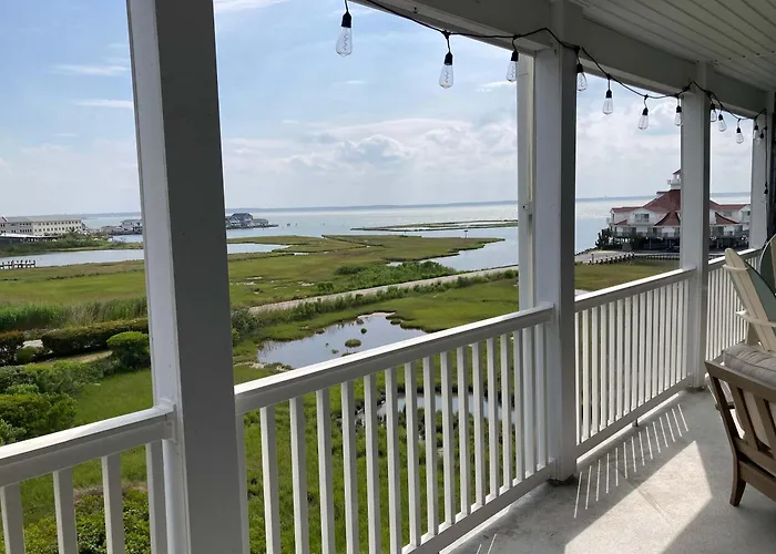 Stunning Waterfront With Bay Views Outdoor Pool And Private Balcony Holiday home