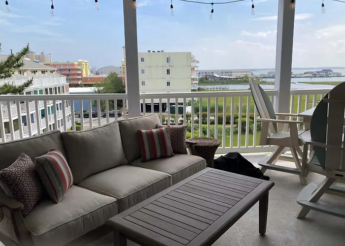Stunning Waterfront With Bay Views Outdoor Pool And Private Balcony Holiday home