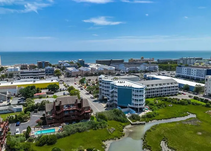 Stunning Waterfront With Bay Views Outdoor Pool And Private Balcony Holiday home *